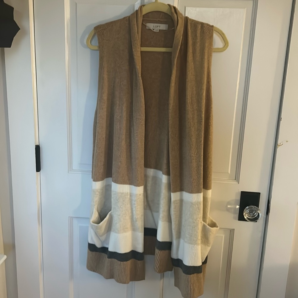 Never worn sweater vest, a gorgeous staple in any wardrobe. Perfect condition.